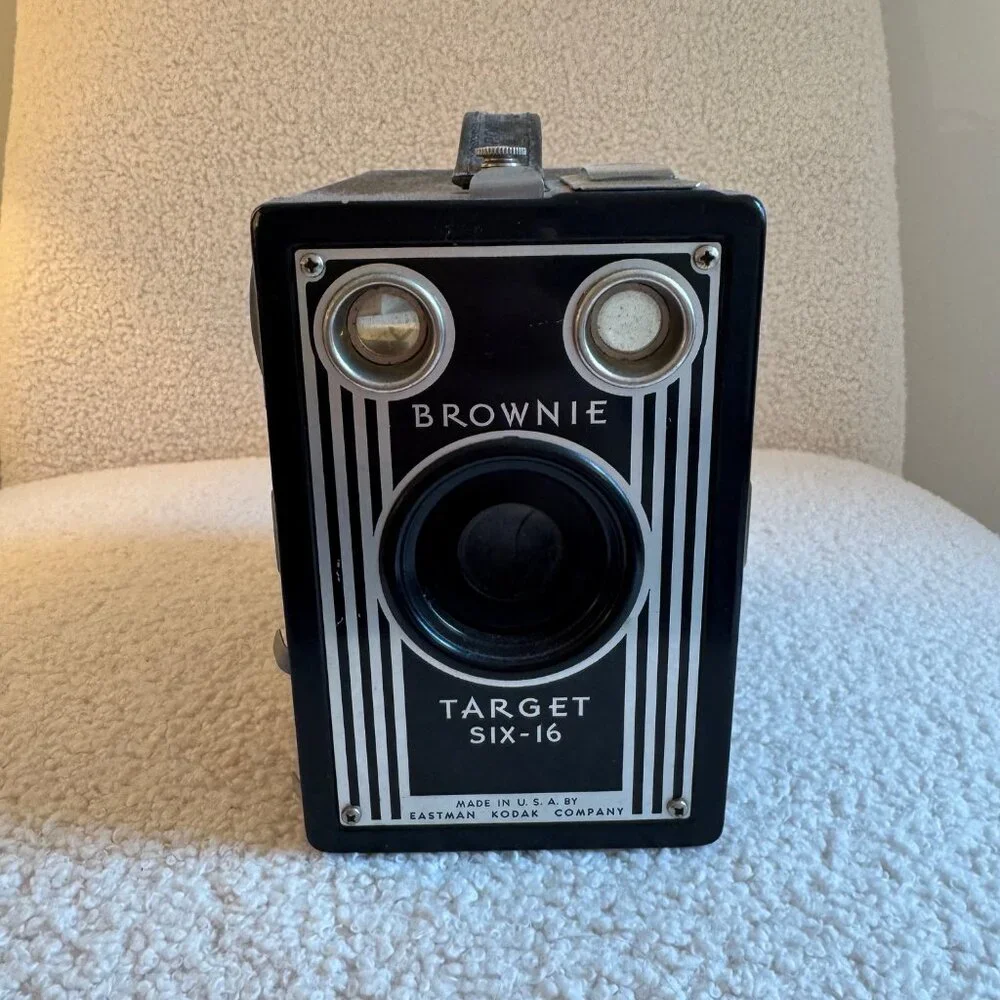 Vintage 1940s-1950s Kodak Brownie Target Six-16 Camera